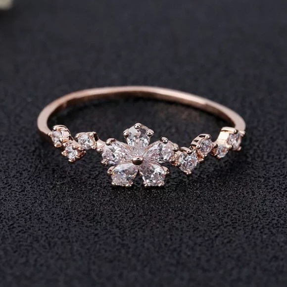 Jewelry - NWOT delicate flower  ring